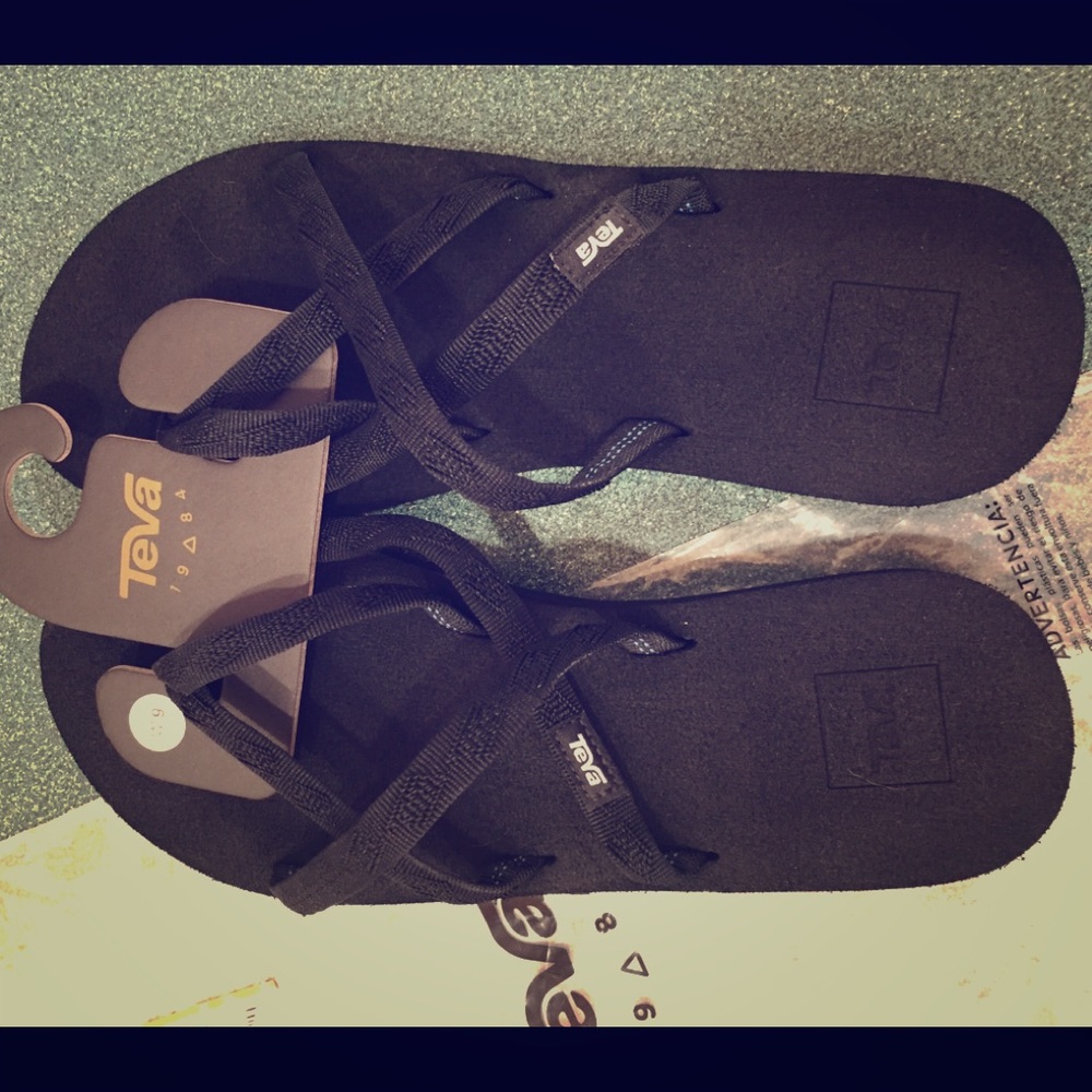 Teva women’s flip flops size 9 black